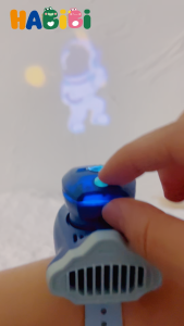 Gelang Digital Proyeksi Kartun dengan Kipas Mini Tanpa Baling-Baling – Jam Tangan USB Isi Ulang Hadiah Unik untuk Anak Laki-laki & Perempuan Fashion