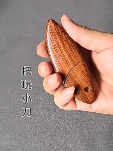 Pisau Mini Stainless Dengan Gaggang Kayu Bentuk Ikan / Pisau Saku Traveling Pemotong Serbaguna