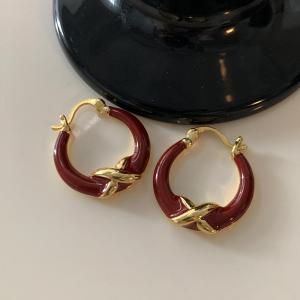 ต่างหูแบบไขว้สีแดง Enameled Cross หรูหรา โลหะผสมทองแดง ต่างหูแบบห่วงสำหรับผู้หญิง จี้รูปตัว X สุดเก๋