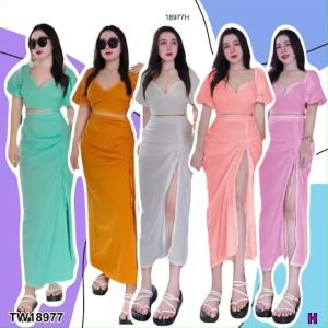 ชิ้น เสื้อครอปครอป แขนพอง ดึงเชือก กระโปรงยาว ผ่าหน้า สี เทียกว่า ชมพู เสื้อครอบคลาส