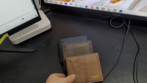 <Giá xưởng> Ví Da Nam Khắc Tên Hình Ảnh & Logo Theo Yêu Cầu – Món Quà Độc Đáo Dành Cho Người Thương. MenBense