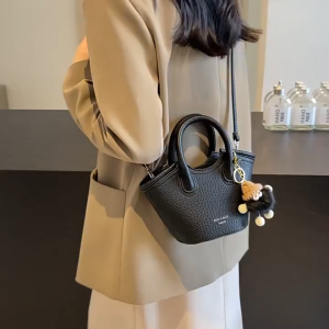 Túi xách đeo chéo nữ dáng làn da gạo tặng kèm móc gấu dễ thương HĐ 331