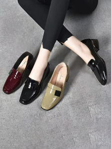 รองเท้าส้นสูงพื้นนุ่มสำหรับผู้หญิง ฤดูใบไม้ผลิ 2025 รองเท้าหัวเหลี่ยมแบบสวมสบายสไตล์อังกฤษ พื้นยาง ทรงหัวเหลี่ยม รองเท้าแฟชั่น รองเท้าผู้หญิง