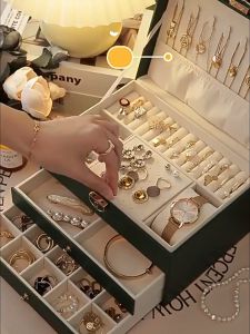 Kotak Perhiasan Emas: Penyimpanan Aman & Elegan