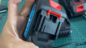 ชาร์จแบตเตอรี่ลิเธียม Li-ion Battery Charger อแดปเตอร์ชาร์จแบตลิเธียม DC 21V 2A (ใหญ่) เต็มแล้วตัด