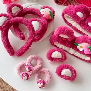 Cài Tóc/Băng Đô Lông Gấu Dâu Lotso Đáng Yêu Hot Xu Hướng Mới Phụ Kiện Thời Trang Cho Nam Nữ Và Bé