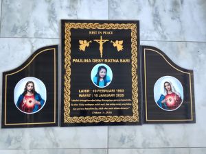 BATU NISAN KRISTEN UKIR GRANIT PLUS FOTO