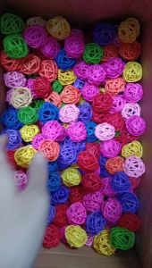 ลูกบอลหวายคละสี 3cm นกแก้ว เล่นบอลแมว หรือลูกบอลสัตว์ มี 10 ชุด สี สุ่ม และชูกว่าให้ชูก สำหรับนกแก้ว หรือบอลนกแก้ว