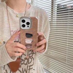 💯【เคสโทรศัพท์】 + Gratis Ongkir💯ใหม่โทรศัพท์การ์ตูนหมีสีน้ำตาลเคลือบอิเล็คโทรเพลทสไตล์เกาหลีเหมาะสำหรับ iPhone 16 15 14 14 13 12 11 Pro Max 14 15 16 Plus หนังเคสโทรศัพท์เคสนิ่มสุดสร้างสรรค์