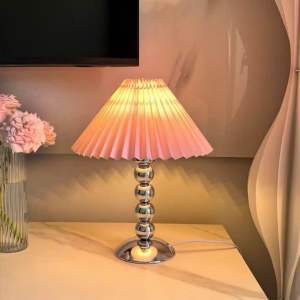 D068 Đèn bàn phong cách Bắc Âu ins retro phòng ngủ trang trí lưới xếp li đèn trang trí đèn decor