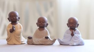 Tượng chú tiểu gốm tử sa tượng thiền sư bằng cát tím cao cấp