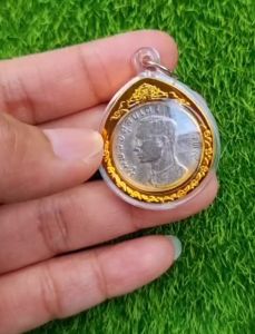 ตลับอะคริลิคใสด้านในสีทอง พร้อมเหรียญครุฑปี 2517 และฟรีผ้ายันต์ครุฑ จี้เสริมสร้างความสวยงามที่คุณต้องการ