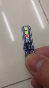 หลอดไฟ LED หลอดไฟเลี้ยว LED T10 RGB 3030 8 LED W5W 12V แฟลช 4 สี กันน้ำ กันฝุ่น อายุการใช้งานยาวนาน