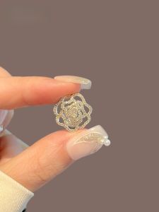 Rhinestone ระดับไฮเอนด์ ดอกคามีเลีย เข็มกลัด Pin ผู้หญิง เปิด คาร์ดิเกน ปุ่ม เสื้อสเวตเตอร์ ตกแต่งดอกไม้สไตล์โลหะผสมแกะสลักอุปกรณ์เสริม
