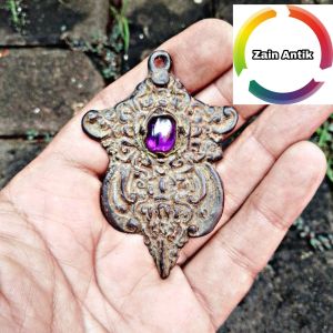 Liontin perunggu kuno jatayu batu ungu