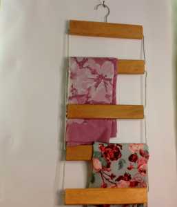 Hanger hijab kayu susun serbagunaHanger hijab lipat