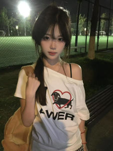 เสื้อยืดคอกลมแขนสั้นผู้หญิงสไตล์อเมริกันหวานและเผ็ดร้อน สีขาว ไหล่ข้างเดียว ลายหมา แฟชั่นฤดูร้อน ลำลอง หลวม กระชับสัดส่วน เสื้อตัวบน