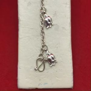 สร้อยข้อมือลายโซ่ห้อยจี้ดอกทิวลิป ความยาว 6.5 นิ้ว ชุบเงิน เงินปลอม ลายเเฟชั่น ใส่ในชีวิตประจำวันได้ งานสวย พร้อมส่ง