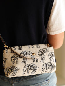 Embroidered Womens Crossbody Phone Bag Large Capacity Single Shoulder Mini Bag Retro Style Cotton Material Animal Pattern