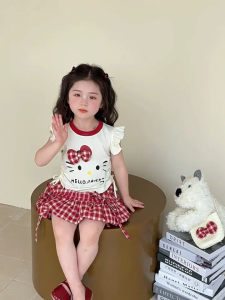 🎀👧🎀🌸ชุดเด็กหญิง 2025 ใหม่ล่าสุด ซัมเมอร์ น่ารัก โบว์3D Hello Kitty ลายการ์ตูน แขนกุด + กระโปรงสก๊อต สั้น สบาย ระบายอากาศได้ดี 🎀✨