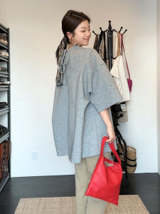 เสื้อยืดแขนสั้นผู้หญิงสไตล์เกาหลี ทรงหลวม ลำลอง ใส่สบาย ดีไซน์โบว์ผีเสื้อ ฤดูร้อน 2025 เสื้อตัวบนอเนกประสงค์