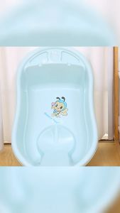 อ่างอาบน้ำเด็ก มีที่รองในตัว พร้อมช่องวางของ ฐานยกสูงรักษาอุณหภูมิได้ดี 3100