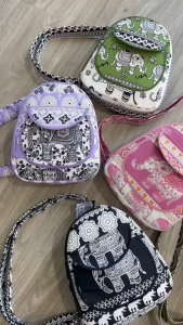 🐘✨ กระเป๋า คาดอก ลายช้างไทย ผ้าไหมอิตาลี ✨🐘 สวยไม่ซ้ำ ใครเห็นก็สะดุดตา! ใส่ของได้จุกๆ ทั้งเที่ยว ทั้งใช้ในชีวิตประจำวันก็ปัง!