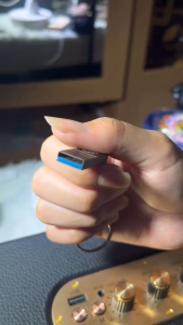 ซื้อหนึ่งแถมสี่ของขวัญUSBเพลงยอดนิยมของจีนและไทย มากกว่า1000เพลงมีแต่เพลงยอดฮิต