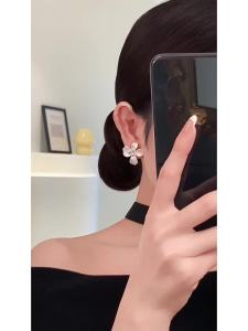 kuina | Elegant White Pearl Flower Earrings