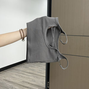 เสื้อกั๊กสายเดี่ยวทรงสี่เหลี่ยมพื้นสีขาวสำหรับผู้หญิงในช่วงฤดูร้อนและฤดูใบไม้ผลิ พร้อมแผ่นเสริมหน้าอกแบบปรับได้ ดีไซน์หลังสวยงาม เสื้อคอวีแขนกุด