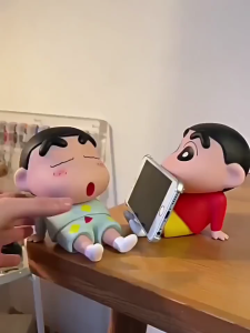 Phone Holder standing holder hp crayon Sinchan holder hp Universal dekorasi meja lucu pajangan meja Sinchan