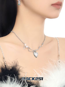 Moonstone Heart Shaped Necklace for Women Unique Design Sweet And Cool Clavicle Chain Fashion Jewelry Accessory