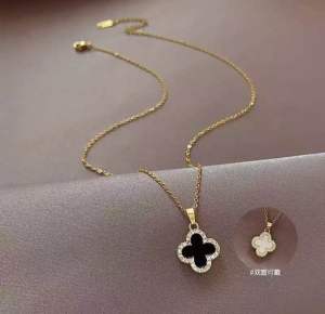 Kaung Titanium Liontin Bunga Hitam