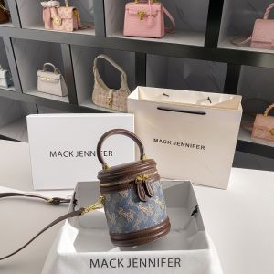 กระเป๋าถือทรงถังพิมพ์ลาย Carriage กระเป๋าสะพายข้างสำหรับผู้หญิง กระเป๋าถือแบบลำลอง กระเป๋าถือทรงถังสุดเก๋ กระเป๋าถือ PU วัสดุ