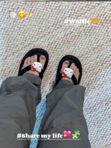 รองเท้าแตะส้นแบนลายการ์ตูนเคตตี้น่ารักและนุ่มสบายสำหรับคู่รัก รองเท้าแตะกันลื่นในห้องน้ำ รองเท้าแตะชายหาด รองเท้าแตะ PU ส่วนบน