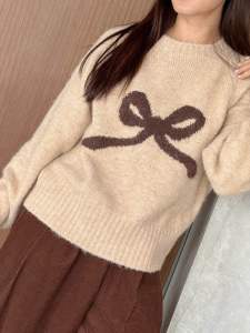 JELLY SWEATER (เจลลี่) สีเบจ** ผ้านุ่มมาก แต่งลายโบว์ แพทเทินดีมากค่า ทรงหลวมๆ ไม่รัดตัวมากนะค้า