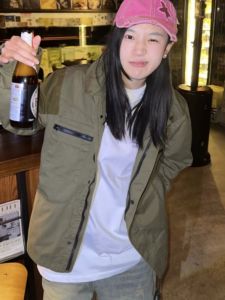 แจ็คเก็ตแบบอเมริกันวินเทจพับแขนยาวสำหรับผู้หญิงในฤดูใบไม้ผลิและฤดูใบไม้ร่วง เสื้อแจ็คเก็ตแบบลำลองสำหรับคู่รัก ปกแบบมีกระเป๋า ผ้าไหมน้ำแข็ง