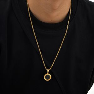 Kemstone จี้สร้อยคอสแตนเลสพร้อมแผ่นอะคริลิคสีดำและพื้นผิวขอบทอง