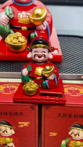 Tượng Thần Tài Mini Cầm Thỏi Vàng Để Bàn Để Taplo Xe Hơi Đầu Gật Gù Dùng Năng Lượng Ánh Sáng Mặt Trời Mang Lại Sự May Mắn