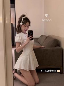 ชุดเดรสยาวปานกลางสีขาวสไตล์ฝรั่งเศส กระโปรงทรงเอปักลายนูน กระโปรงสั้น แขนสั้น ฤดูร้อน ผ้าผสม 18-50 ปี