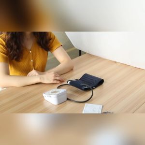 Tekanan Darah Electronic Sphygmomanometer Dengan Siaran Suara Digital LCD Blood Pressure Monitor Peralatan Kesehatan