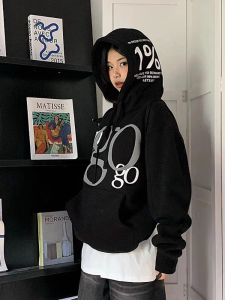 เสื้อสเวตเตอร์ฮู้ดแบบหลวมๆ สไตล์ย้อนยุคแบบอเมริกัน สำหรับผู้ชายและผู้หญิง สวมใส่สบาย เสื้อผ้าผู้ใหญ่ ฤดูใบไม้ร่วง 2023 เสื้อผ้าสำหรับคู่รัก