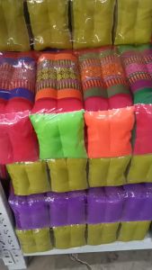 หมอนขิด ยกแพ็ค ผ้าขิดซึ่งเป็นต้นกำเนิดของหมอนสามเหลี่ยม หรือ หมอนขิด 1.ด้านการใช้สอย คือ หมอนใช้หนุนศีรษะ 2.ด้านศาสนา ใช้ในงานทอดกฐิน ชาวบ้านจะนำหมอนขิดขนาดใหญ่ถวายพระสงฆ์ 3.ด้านประเพณี เช่น งานบุญประจำปี หรืองานบุญพระเวส 4. ด้านสังคมจะใช้เป็นของฝากระหว่