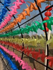 100Pcs Plastic Pinwheels Fiesta Flag Yard Garden Plastic Pinwheels with 30m Wire Rope Fitting
