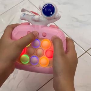 Pop it điện tử hình Phi Hành Gia - Hồng máy chơi game Pop it Tặng kèm 3 pin 200 level có đèn nhạc - Shop Út Lớn