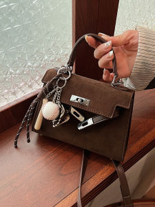 กระเป๋าสะพายข้างหนังแกะสไตล์ย้อนยุคขนาดเล็กสำหรับผู้หญิง กระเป๋าสะพายข้างหนัง PU ทรงสี่เหลี่ยมเล็ก กระเป๋าสะพายข้างสำหรับใส่โทรศัพท์มือถือ