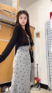 เดรสยาวสีเทา สายคู่ พิมพ์ลายโบว์ เซ็ต2ชิ้น เย็บจับจีบข้างลำตัว กระโปรงทรงหางปลา ผ้าโพลิเอสเตอร์ สาวอวบใส่ได้ แถม!เสื้อคลุมแขนยาวสีดำ #8124