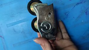 Bánh Xe Trượt Cửa Lùa Nhôm kính Hệ 90 bằng nhựa