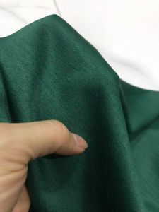 vải lụa tằm ướt loại 1 dày vừa mềm rũ co dãn _( khổ 1m5) màu xanh lá già may đầm váy áo dài áo kiểu quần áo dài.