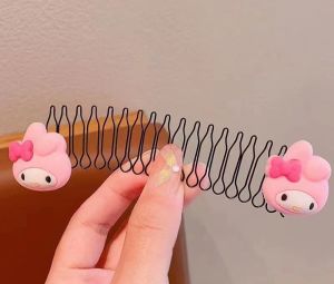 หวีสับเก็บไรผม  ใช้เก็บปอยผม ไรผม ไม่ให้รุงรัง พร้อมประดับผมด้วยตัวการ์ตูนให้น่ารัก สวยงาม ใช้ได้ทั้งเด็กและผู้ใหญ่